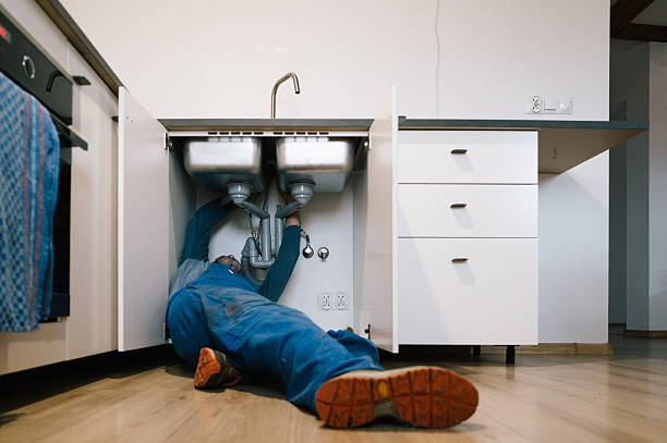 Professional Emergency Plumber technician working in Hewlett, NY